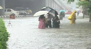 बारिश ने रोकी मुंबई की रफ्तार, लोग बेहाल