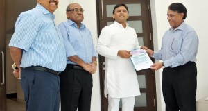 मुख्यमंत्री को उ0प्र0 विद्युत नियामक आयोग के अध्यक्ष ने  80 करोड़ रु0 की रेग्युलेटिरी फीस का चेक सौंपा