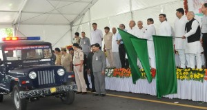 मुख्यमंत्री ने लगभग 54 करोड़ रु0 की लागत के 1056 नए चार-पहिया पुलिस वाहनों को झण्डी दिखाकर रवाना किया