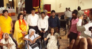 श्रीमती सुरभि रंजन ने वृन्दावन शोध संस्थान में  वृन्दावन की 21 निराश्रित महिलाओं को ट्राई साईकिलें वितरित कीं