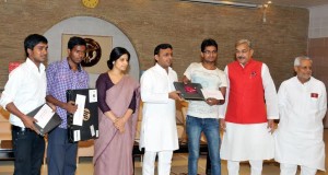 मुख्यमंत्री  ने प्रतिभावान छात्रों को सम्मानित किया