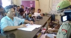 IPS अफसर अमिताभ ठाकुर पर रेप का केस दर्ज  ,भारी पड़ा मुलायम से बैर