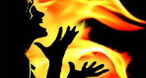 जलाई गयी पत्रकार की माँ की मौत,थाना प्रभारी व दरोगा सस्पेंड,मुख्यमंत्री ने दिए जांच के आदेश