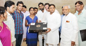 मुख्यमंत्री ने  तीन  गरीब मेधावी विद्यार्थियों को लैपटाॅप तथा एक-एक लाख  रुपए के चेक प्रदान कर सम्मानित किया