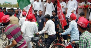 मुख्यमंत्री  अखिलेश यादव ने साइकिल यात्रियों को पार्टी ध्वज दिखाकर रवाना किया