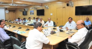 गोमती नदी में निर्माणाधीन डायाफ्राम वाल तथा अन्य तट विकास  कार्यों में तीव्र गति लाई जाये: मुख्य सचिव