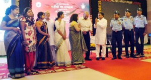 मुख्यमंत्री ने भारतीय वायु सेना के शहीदों के आश्रितों को 20-20 लाख रु0 का चेक प्रदान कर सम्मानित किया