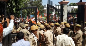 भाजपा ने मथुरा जिला मुख्यालय पर  जोरदार धरना प्रदर्शन किया
