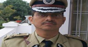 अमिताभ ठाकुर के घर विजिलेंस का छापा, मुलायम के खिलाफ खोला था मोर्चा