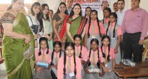 श्रीमती अपर्णा यादव ने वितरित किया सेनेटरी नैपकिन