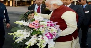 PM मोदी ने नवाज शरीफ की मां के पैर छूकर लिया आशीर्वाद