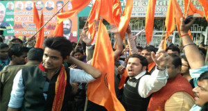कमलेश तिवारी के समर्थन में हिंदू महासभा का प्रदर्शन, सरकार पर तुष्टिकरण का आरोप