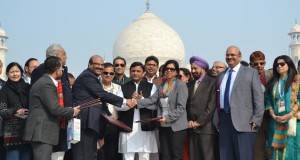 राज्य सरकार तथा  दो प्रवासी उद्यमियों के बीच एम0ओ0यू0 पर हस्ताक्षर किए गए