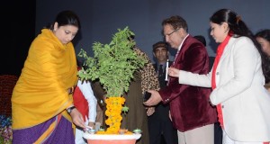 10 गांव को गोद ले और स्‍टूडेंट्स के माध्‍यम से  शिक्षा दी जाए—— मंत्री स्‍मृति ईरानी
