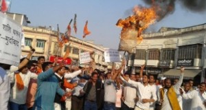 भाजपा ने  फूंका शशि थरूर का पुतला