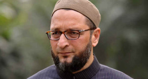ओवैसी के घर के बाहर लगे देशद्रोह के पोस्टर्स, हिन्दू सेना ने ली ज़िम्मेदारी