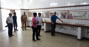 जिलाधिकारी ने 1090 चैराहे पर मूलभूत सुविधाओं को देखा