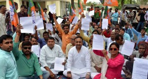 भाजपा ने सपा के चारों विधायकों के खिलाफ किया प्रदर्शन