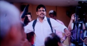 दिल्ली CM केजरीवाल पर प्रेस कांफ्रेंस में फेंका गया जूता