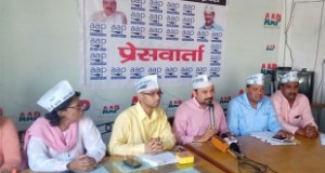 मंहगी दूकान बन गए हैं यूपी के शिक्षा मंदिर: आप