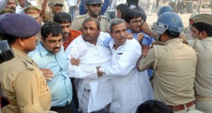 सपा विधायक रामपाल यादव के अवैध निर्माणाधीन बिल्डिंग को गिराने पहुंची एलडीए टीम की विधायक के गुर्गों से नोकझोक,लाठीचार्ज