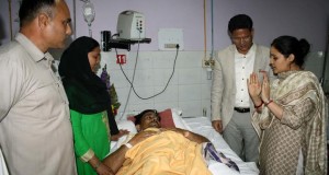 बहादुर सिपाही मो0 अफाक से ट्रामा सेन्टर में मिली श्रीमती अर्पणा यादव