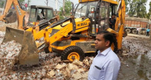 बिहार में देसी दारू बंद, शराब की बोतलों पर सरकार ने चलवाया बुलडोजर
