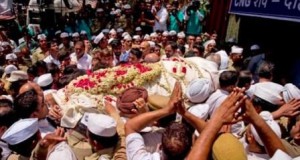 निरंकारी बाबा हरदेव सिंह का हुआ अंतिम संस्कार, आखिरी यात्रा में उमड़े श्रद्धालु