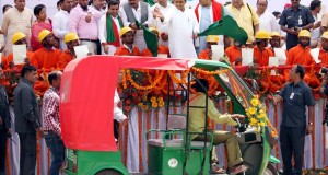 मुख्यमंत्री ने बरेली में 417 रिक्शा चालकों को  निःशुल्क ई-रिक्शा वितरित किए