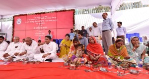 मध्यान्ह भोजन योजना पाइलेट प्रोजेक्ट के  रूप में लखनऊ के चार निर्माण स्थलों पर लागू की गई