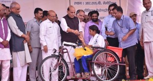 दिव्यांगजन स्वयं मे कमी महसूस नहीं करते अपितु अहसास कराते हैंः राजनाथ सिंह
