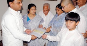 मुख्यमंत्री ने पत्नी श्रीमती अर्चना द्विवेदी को आर्थिक सहायता के तौर पर 50 लाख रु0 का चेक तथानियुक्ति-पत्र प्रदान किया