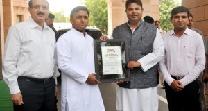 मुख्यमंत्री ने कौशल विकास के लिए उ0प्र0 को मिले पुरस्कार को प्राप्त किया