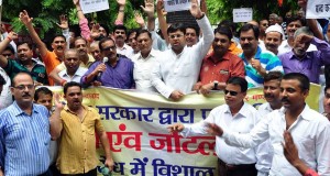 जेल प्रावधानों के खिलाफ व्यापारियों ने जिला मुख्यालयों पर किया प्रदर्शन