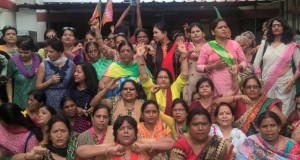 भाजपा महिला मोर्चा ने किया हजरतगंज थाने का घेराव