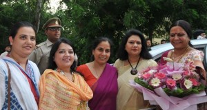 संस्कार, सेवा, समर्पण, सहयोग एवं सम्पर्क से  छुआ जा सकता है ऊँचाइयों को: अनीता सिंघल