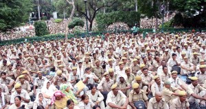 पांच सूत्रीय मांगों को लेकर होमगाड्र्स कर्मियों ने दिया धरना