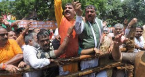 भाजपा कार्यकर्ताओं पर पुलिस ने  किया लाठीचार्ज,मिर्ची बम तथा वाटर कैनन से सैकड़ों घायल