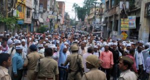 प्रदर्शनकारी लेखपालों पर पुलिस ने किया लाठीचार्ज