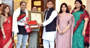 मुख्यमंत्री ने फिल्म निर्देशक श्री विशाल भारद्वाज को यश भारती सम्मान से सम्मानित किया