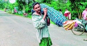 गाड़ी नहीं मिली तो पत्नी के शव को 10km तक कंधे पर ढ़ोने को मजबूर हुआ