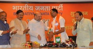 माया को बड़ा झटका, कद्दावर ब्राह्मण नेता ब्रजेश पाठक बीजेपी में शामिल