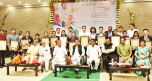 राज्य सरकार पी0वी0 सिन्धु,  साक्षी मलिक एवं  दीपा करमाकर को एक-एक करोड़ रु0 प्रदान कर सम्मानित करेगी