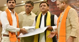 मुख्यमंत्री ने कैलाश मानसरोवर के एवं सिन्धु दर्शन यात्रा  के  तीर्थ यात्रियों को अनुदान वितरित किया