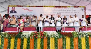 समाजवादी सरकार बुनकरों, हस्तशिल्पियों तथा उद्यमियों को हर सम्भव सहायता पहुंचाने के लिए तत्पर: मुख्यमंत्री