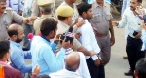 कांग्रेस उपाध्यक्ष राहुल गाँधी पर रोड शो के दौरान फेंका गया जूता, RSS-BJP पर लगाया आरोप