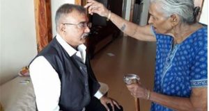 अधिवक्ता नृपेंद्र पांडेय प्रधानमंत्री नरेन्द्र मोदी की माँ हीरावेन से  आशीर्वाद लेने पैदल ही अहमदाबाद चल दिए.