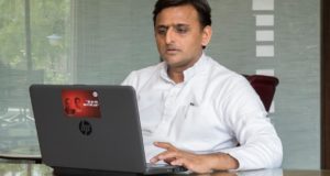 मुख्यमंत्री ने निःशुल्क लैपटाॅप वितरण योजना के तहत वितरित किए जाने वाले लेटेस्ट  लैपटाॅप की खूबियों का अवलोकन किया