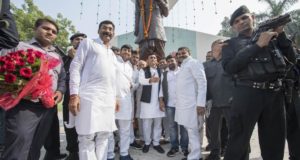 अखिलेश ने सरदार वल्लभ भाई पटेल को श्रद्धांजलि अर्पित की