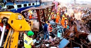 कानपुर ट्रेन एक्सीडेंटः मरने वाले बढ़कर 130 हुए अभी भी मलबे में दबे हैं लोग